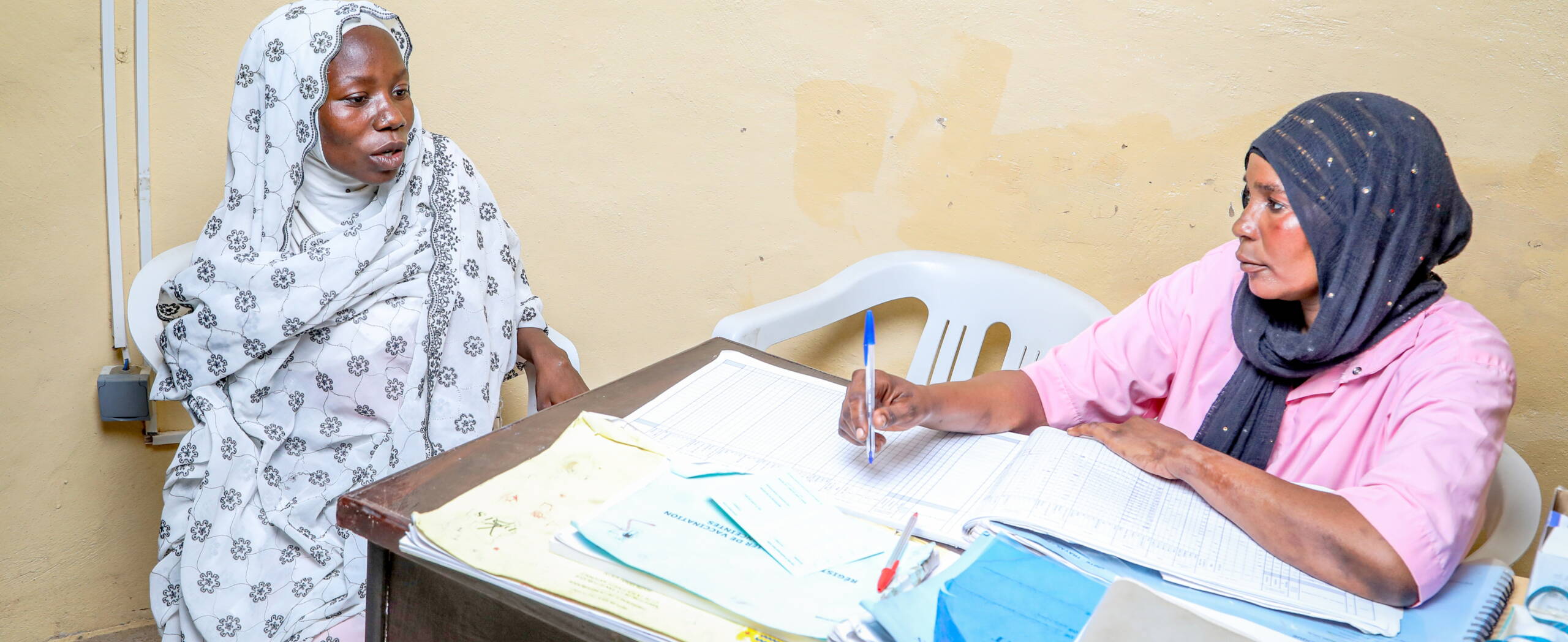 Hebamme im Gespräch mit einer Patientin im Tschad