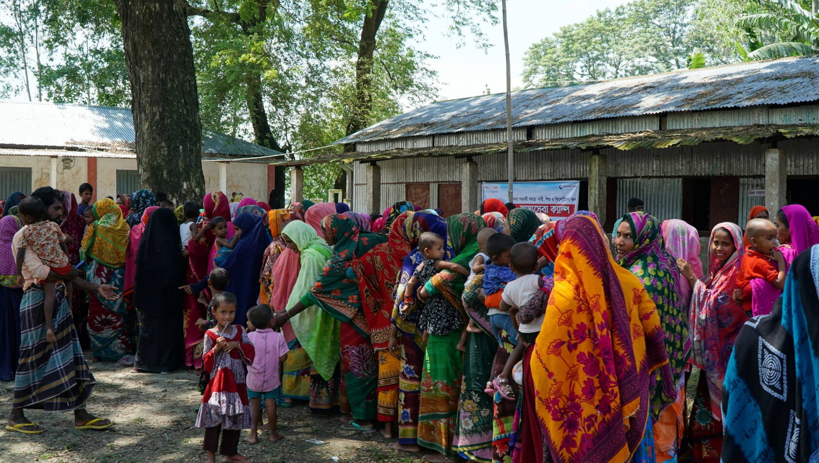 Gesundheitszentrum Kurigram Frauen und Kinder warten vor dem Gesundheitszentrum in Kurigram.