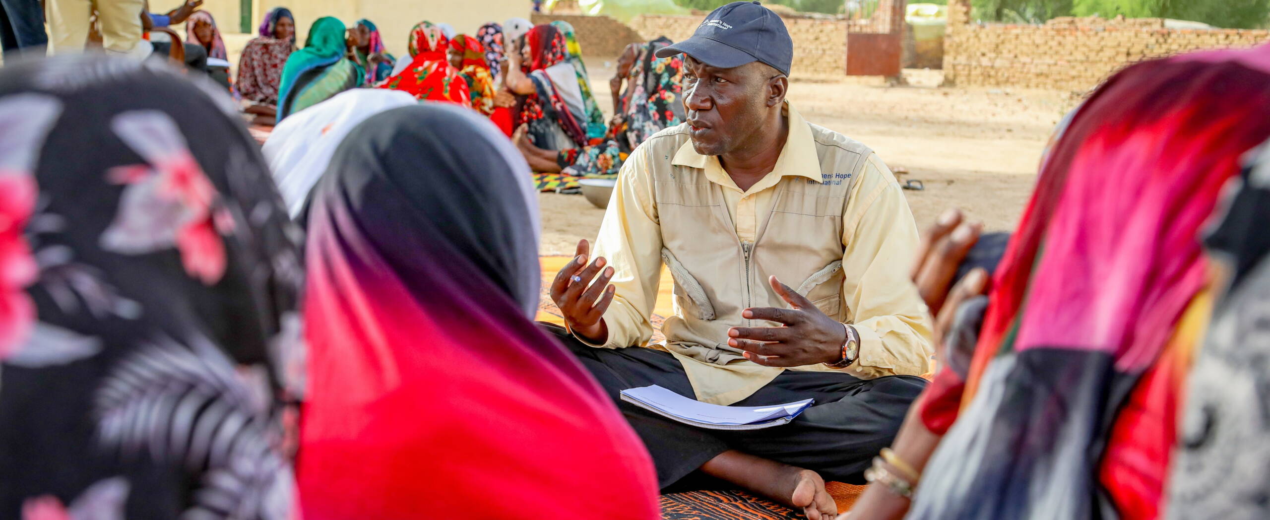 Projektmitarbeiter bei einer Gemeinschaftsbefragung mit Frauen im Tschad