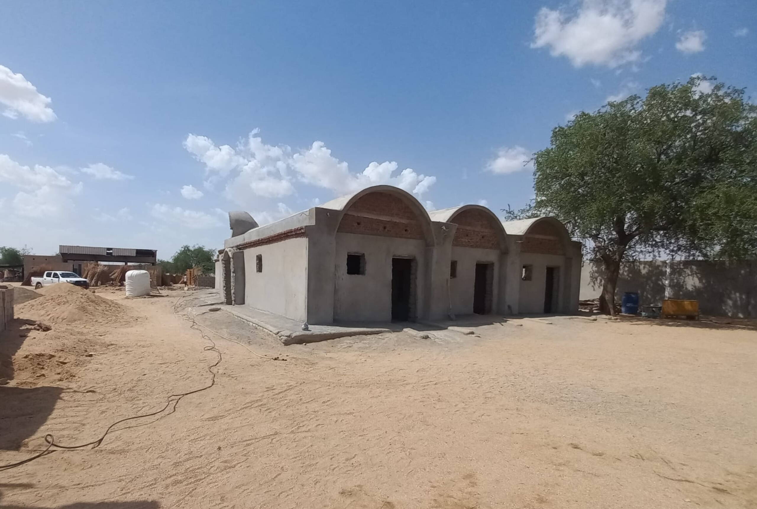 Gebäude mit drei Kuppeln im Rohbau.