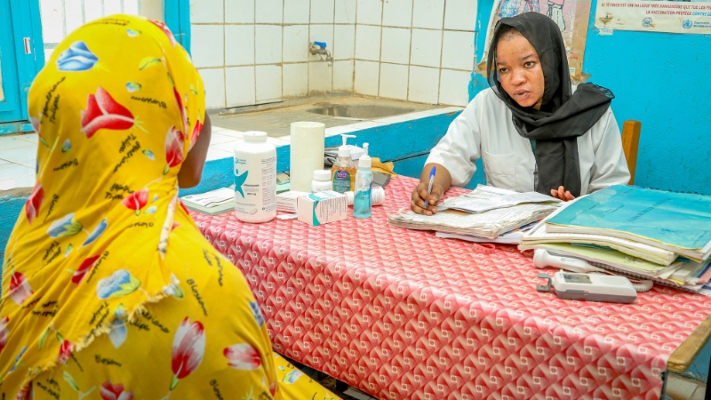 Starke Gemeinschaften durch gestärkte Frauen Eine Hebamme empfängt eine schwangere Frau.