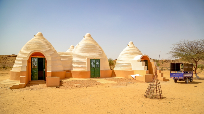 Von der Gemeinschaft gebautes Geburtshaus und Moto-Ambulanz, Tschad