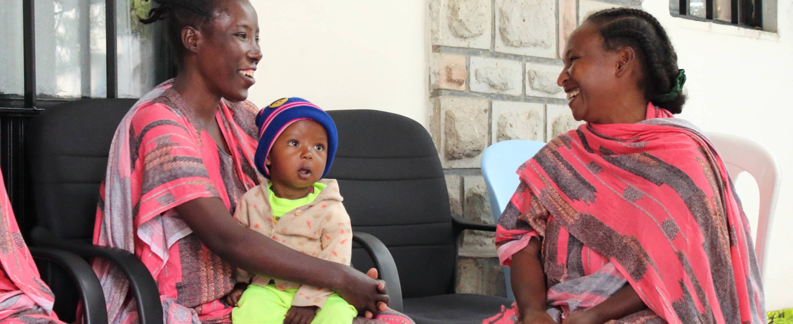 Zwei Frauen sitzen sich gegenüber und reden.