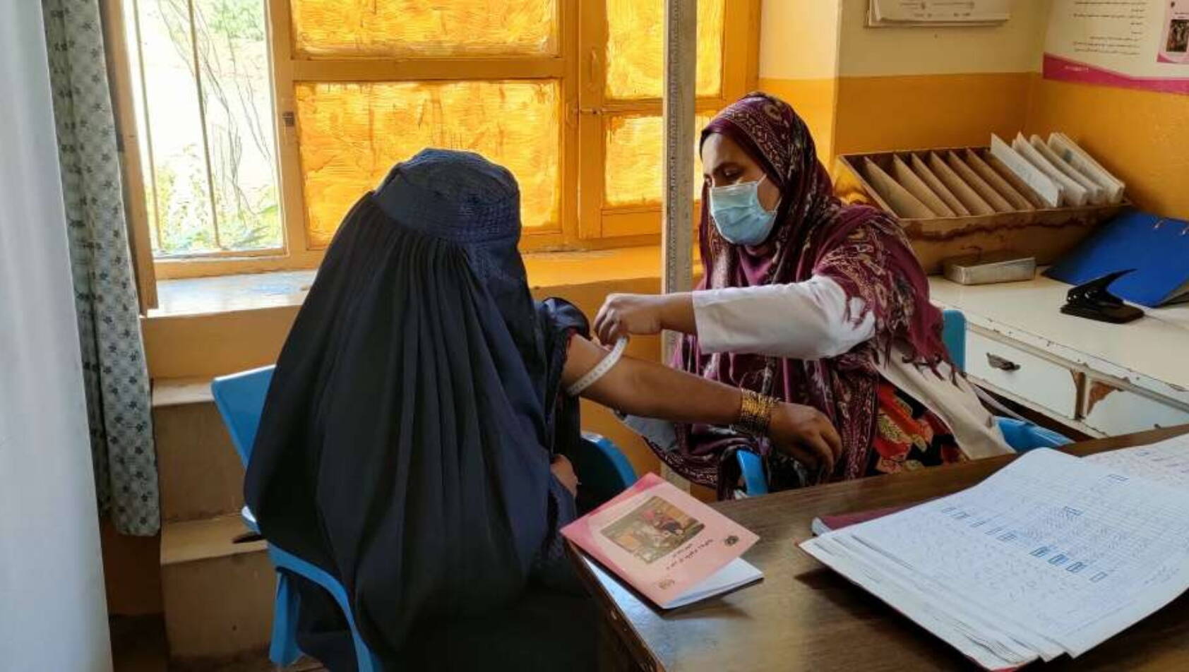 Medizinische Untersuchung von Frau zu Frau in Afghanistan