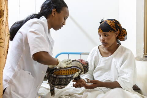 Sage-femme avec maman et bébé, Éthiopie